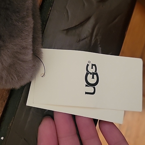 UGG Perforated shearling glove. Grey Sz: large Cold Weather Snow Boarding - Picture 3 of 13